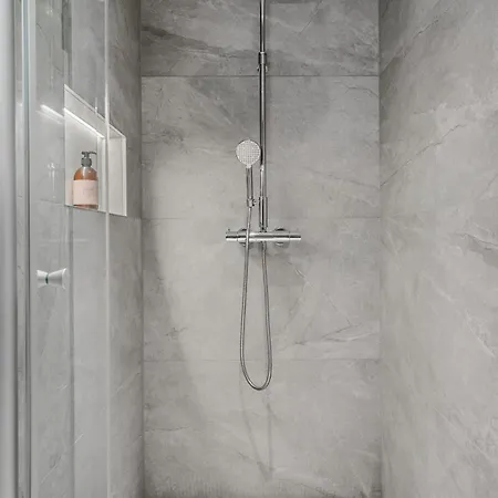 Arctic Serenity Lofoten - Jacuzzi & Sauna Ll12 Holiday home Lyngvaeret